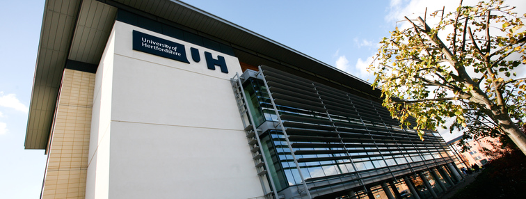 HIBT con đường chuyển tiếp vào Đại học Hertfordshire - Anh Quốc.